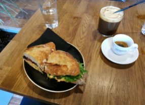 tuňákový sendvič, espresso a espresso tonik